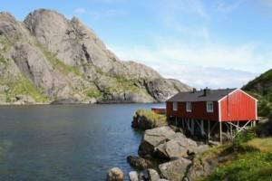 Punainen mökki Pohjois-Norjan rannikkomaisemissa