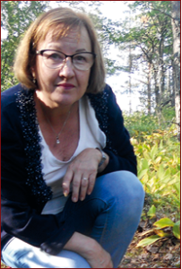 Kirjailija Marija Vantti kesäisessä maisesamassa Uuno Kailaan synnyinkodissa.