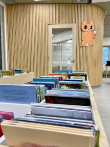 Kirjastossa on lasten lukuhuone, jossa voi lukea ihan rauhassa suljetun oven takana.
