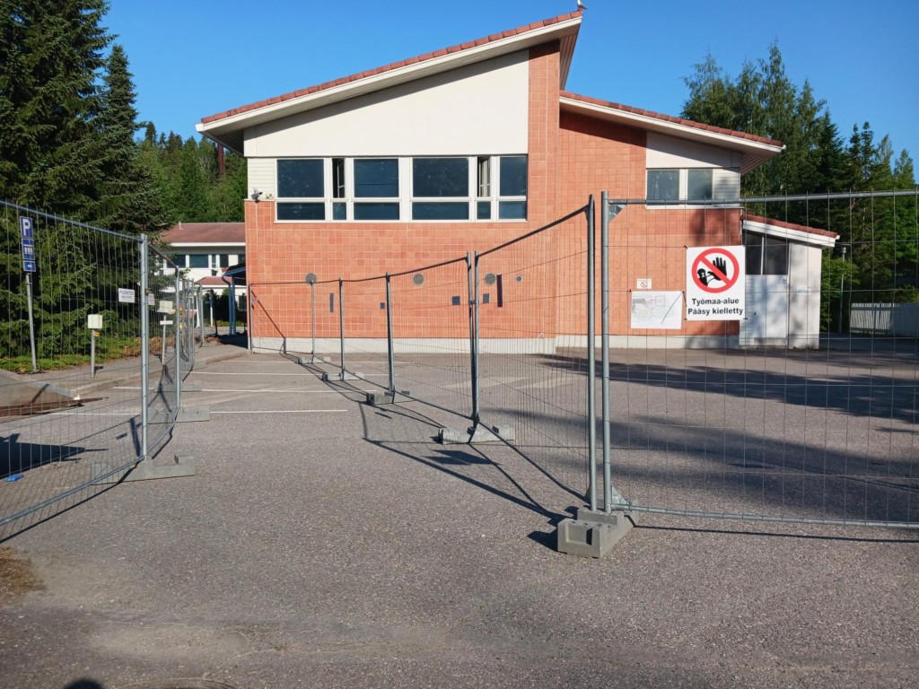 Kirjastoon kuljetaan aidattua reittiä pitkin rakennuksen päädyn puolelta.
