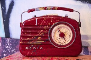 punainen vanha matkaradio.