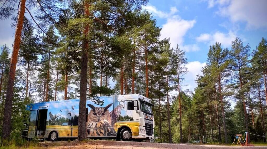 Kirjastoauto Sulka männikössä.