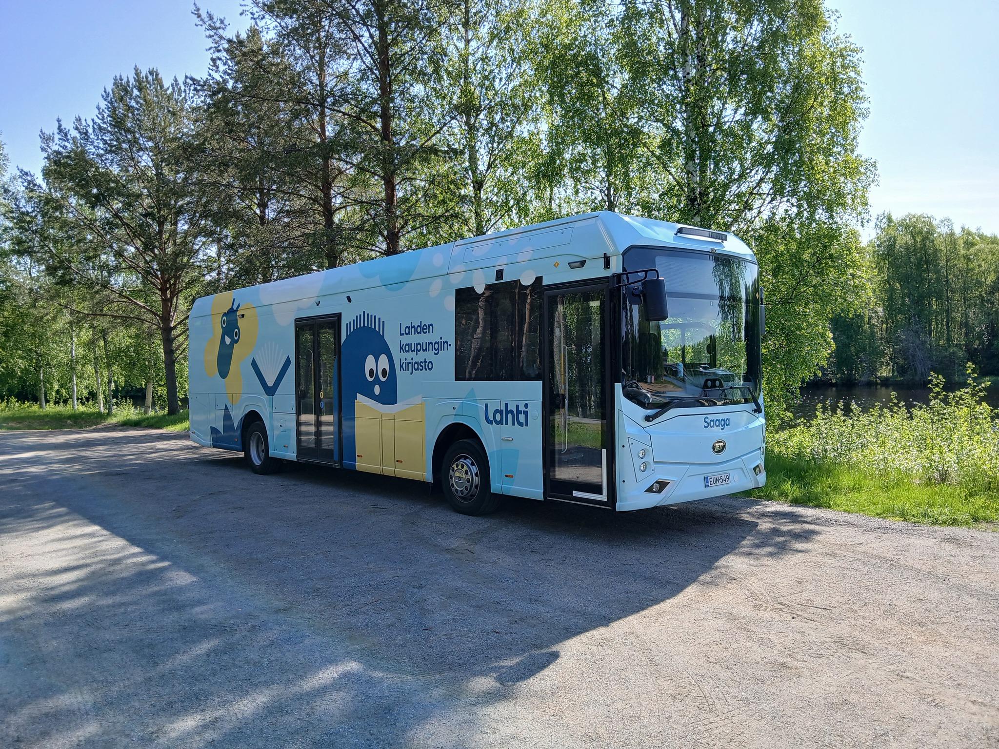 Kirjastoauto Saaga kesäisessä maisemassa