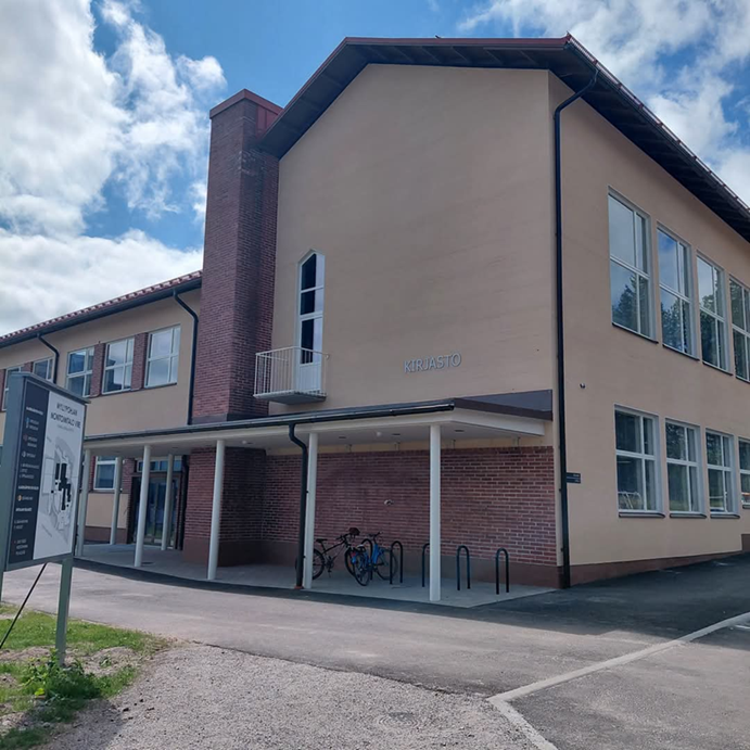 Monitoimitalo Vire ja kirjaston siäänkäynti.