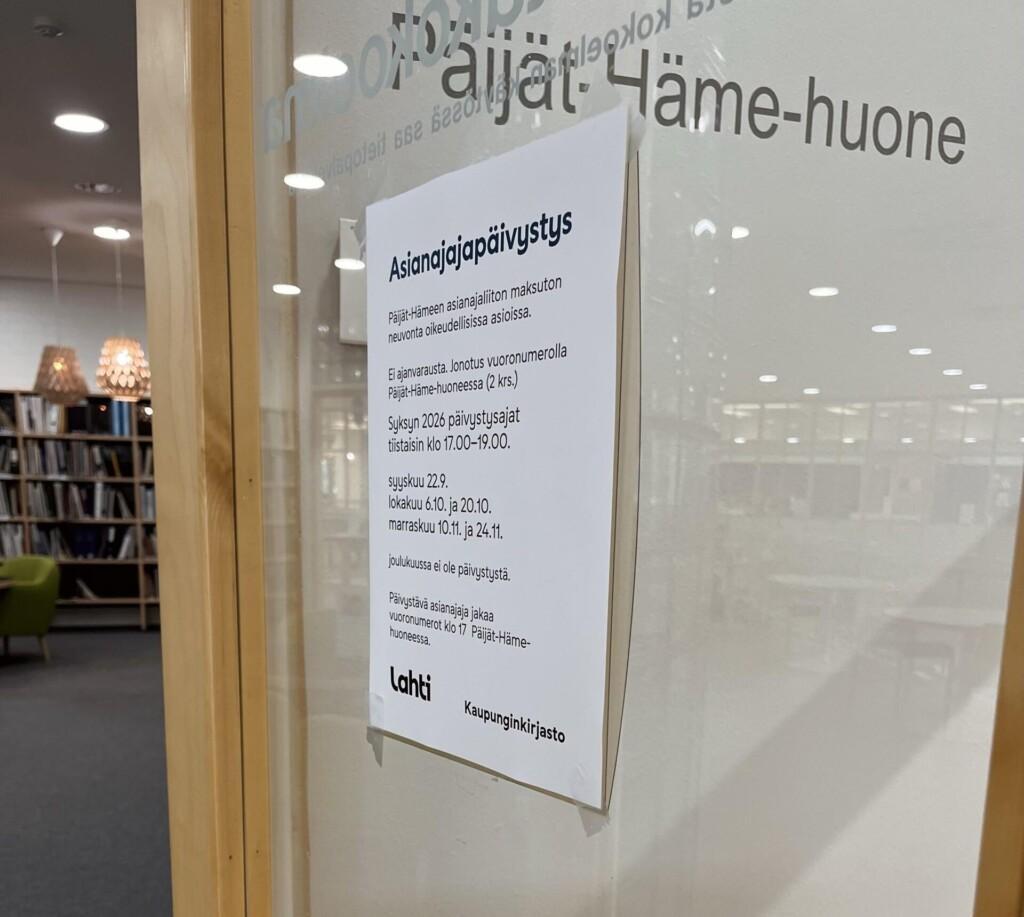 kuvassa Päijät-häme-huoneen ovi, jossa juliste asianajajapäivystyksestä. Julisteen tiedot ovat uutisessa.
